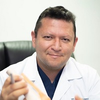 Dr. Luis René Calderón Salmerón, Traumatólogo Ortopedista en Quito