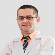Dr. Oslay Mijail Tirado Martínez, Cirujano Oftalmólogo en Cuenca